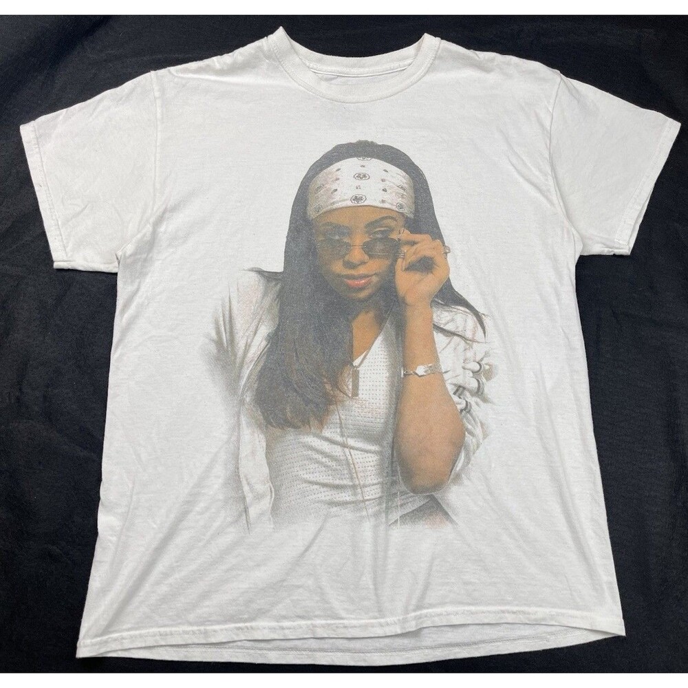 Aaliyah Size Large White Graphic Print Crew Neck Short Sleeve T-Shirt